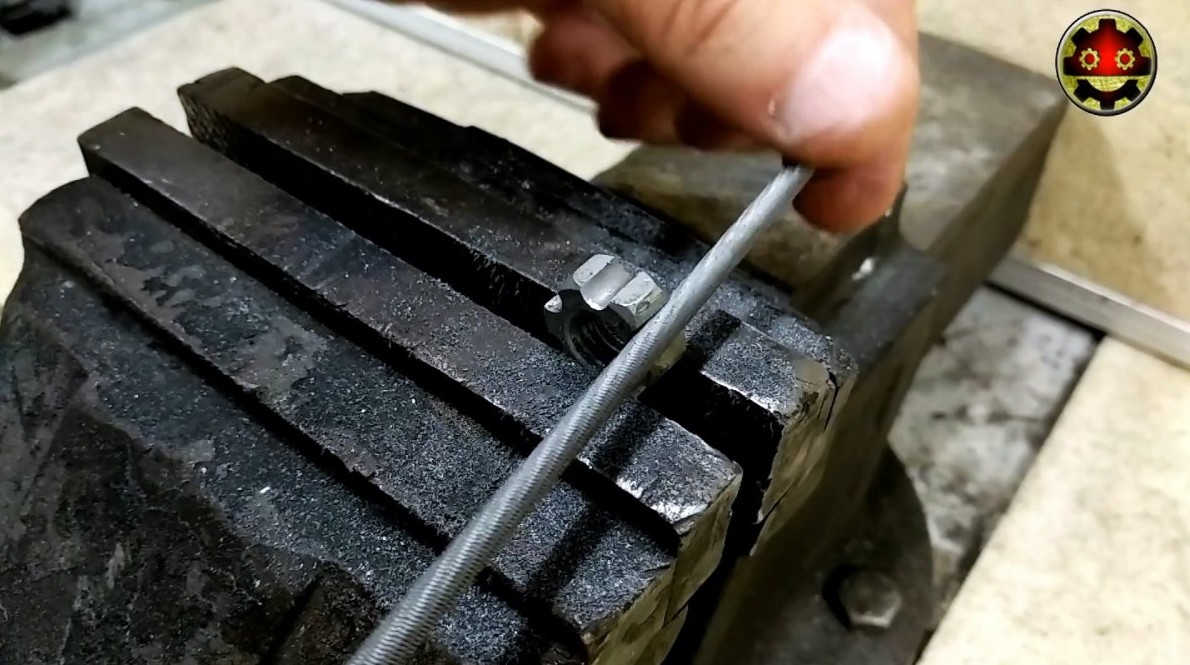 Как из обычных гаек сделать очень крутой брелок без токарного станка