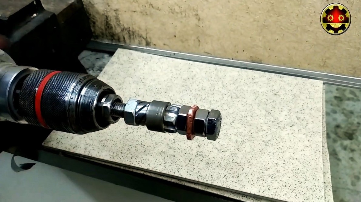 Как из обычных гаек сделать очень крутой брелок без токарного станка