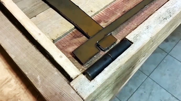 Как из старых досок сделать дверь в баню интересной конструкции