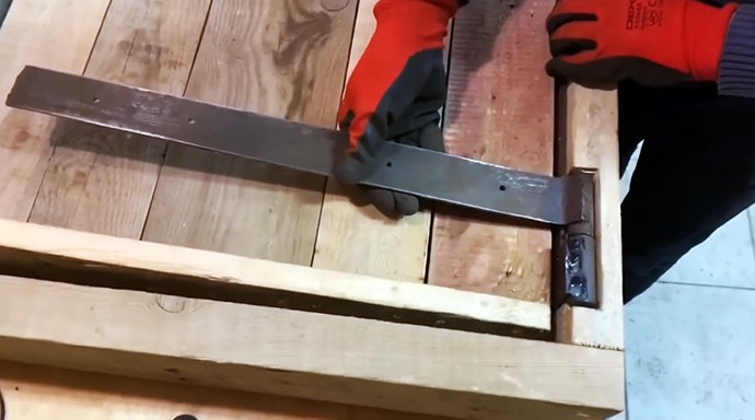 Как из старых досок сделать дверь в баню интересной конструкции