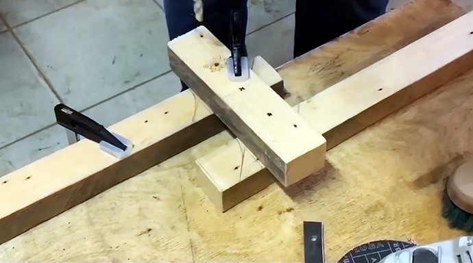 Как из старых досок сделать дверь в баню интересной конструкции