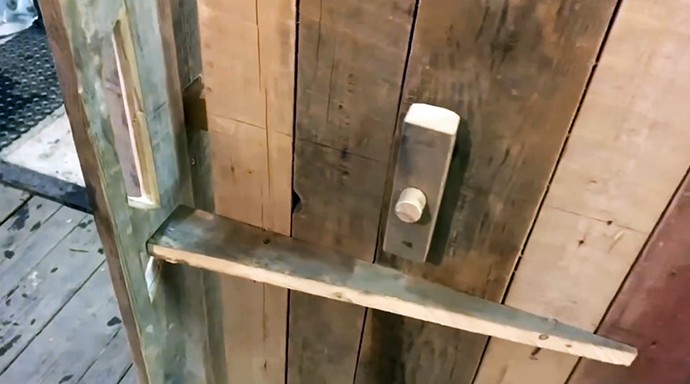 Как из старых досок сделать дверь в баню интересной конструкции
