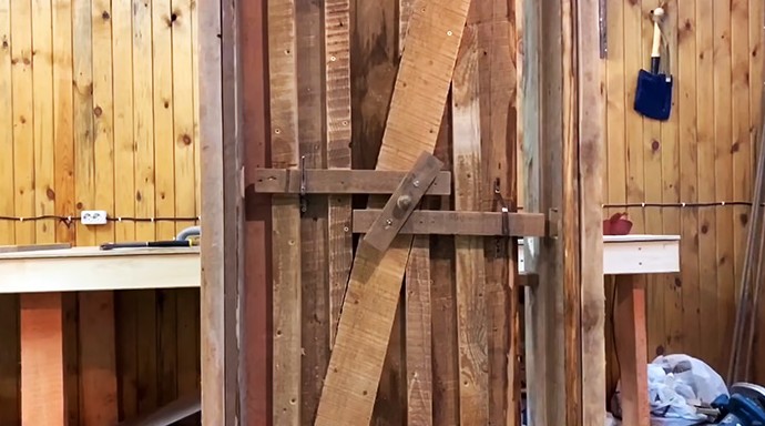 Как из старых досок сделать дверь в баню интересной конструкции