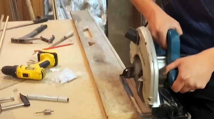 Как из старых досок сделать дверь в баню интересной конструкции