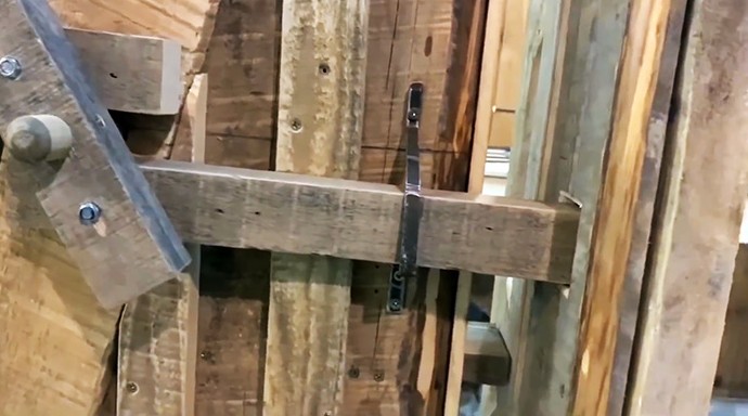 Как из старых досок сделать дверь в баню интересной конструкции