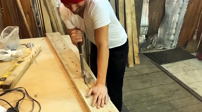 Как из старых досок сделать дверь в баню интересной конструкции