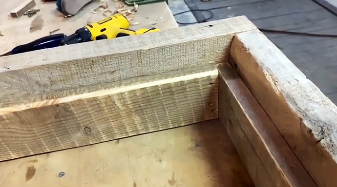 Как из старых досок сделать дверь в баню интересной конструкции