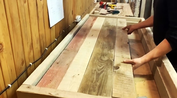 Как из старых досок сделать дверь в баню интересной конструкции