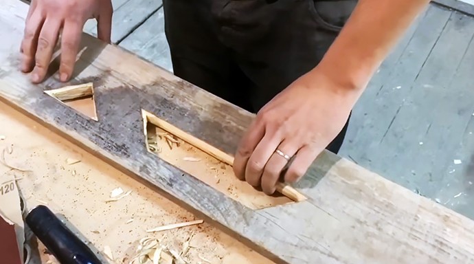 Как из старых досок сделать дверь в баню интересной конструкции