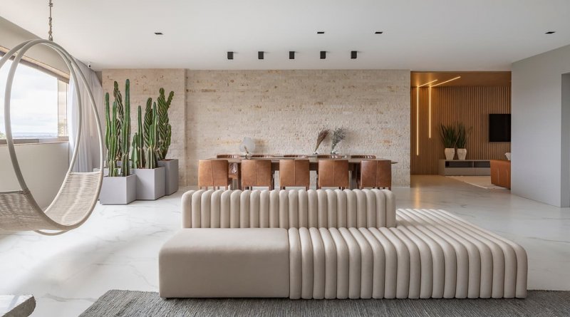 Большая гостиная и микс материалов и текстур в бразильских апартаментах — проект Studio2 Arquitetura e Interiores - «Интерьер»