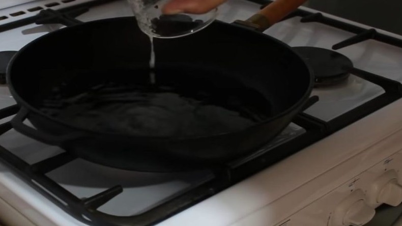 Бабушкин метод: чтобы к сковородке больше ничего не прилипало - «Своими руками»