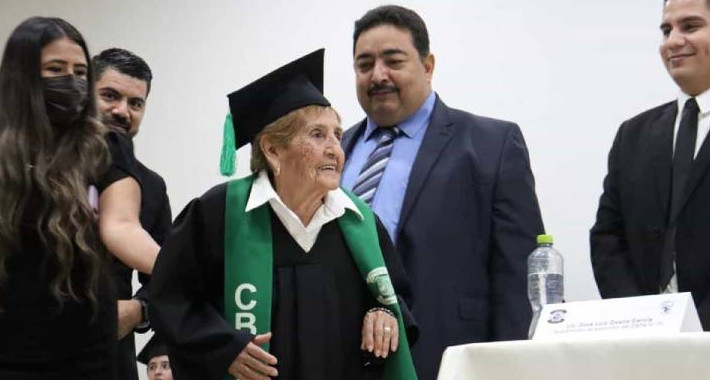 Лучше поздно,чем никогда: 84-летняя мексиканская бабушка осуществила мечту всей своей жизни — окончить среднюю школу - «Своими руками»