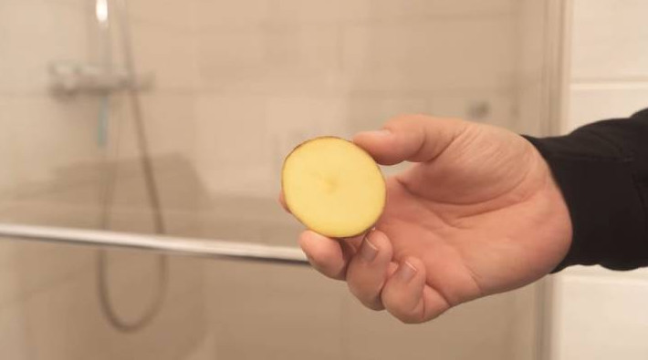 Протрите душ половинкой картошки. Оригинальный лайфхак для быстрой и лёгкой уборки - «Своими руками»