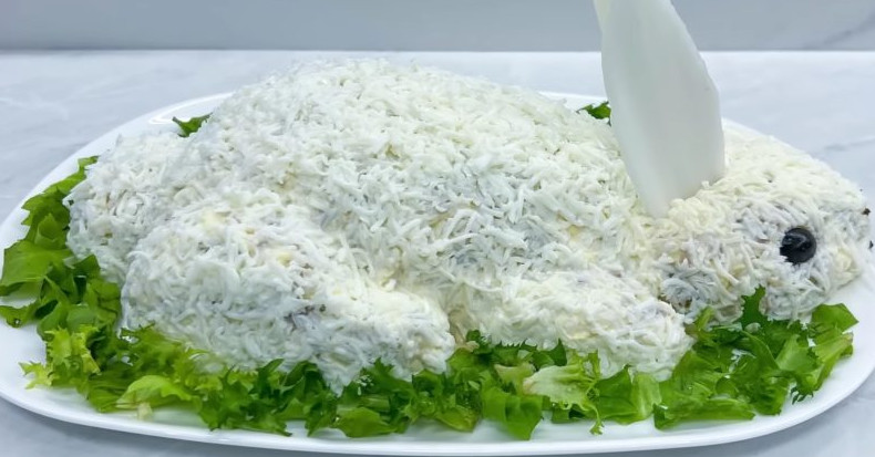 Салат в виде очаровательного белого кролика — главное блюдо праздничного стола на Новый год - «Рецепты советы»