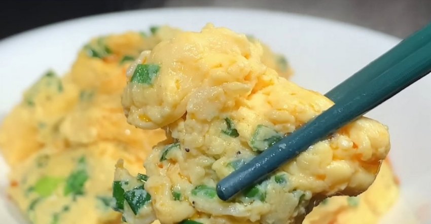 Взбейте яйца и положите их в кипящую воду: нежный и полезный завтрак полюбит вся семья - «Рецепты советы»