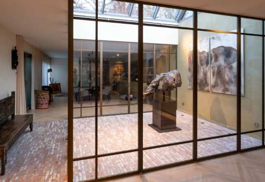 Пивот-двери со стеклянным заполнением: архитектурный жест, который формирует пространство